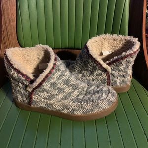 Womens Sanuk Nice Bootah Boots. White and grey with red accents, size 7.